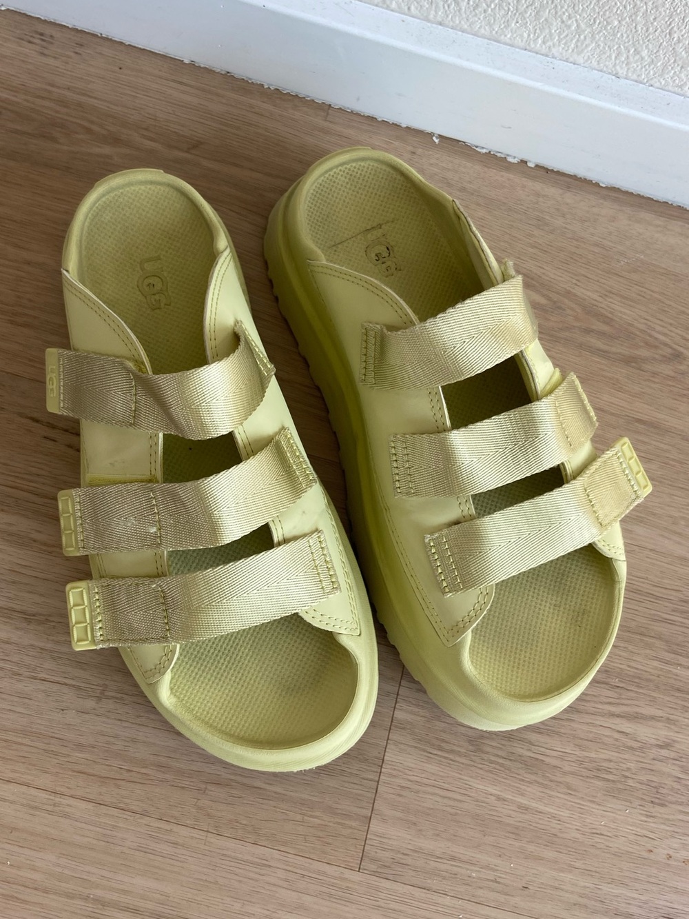 UGG Goldenglow Slide in Golden Apple Platform Women’s 9 Slip On yellow
